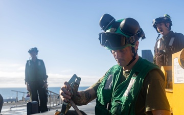 31st MEU | VMM 265 (Rein.) performs aircraft maintenance
