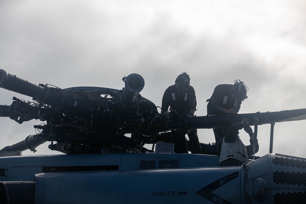 31st MEU | VMM 265 (Rein.) performs aircraft maintenance