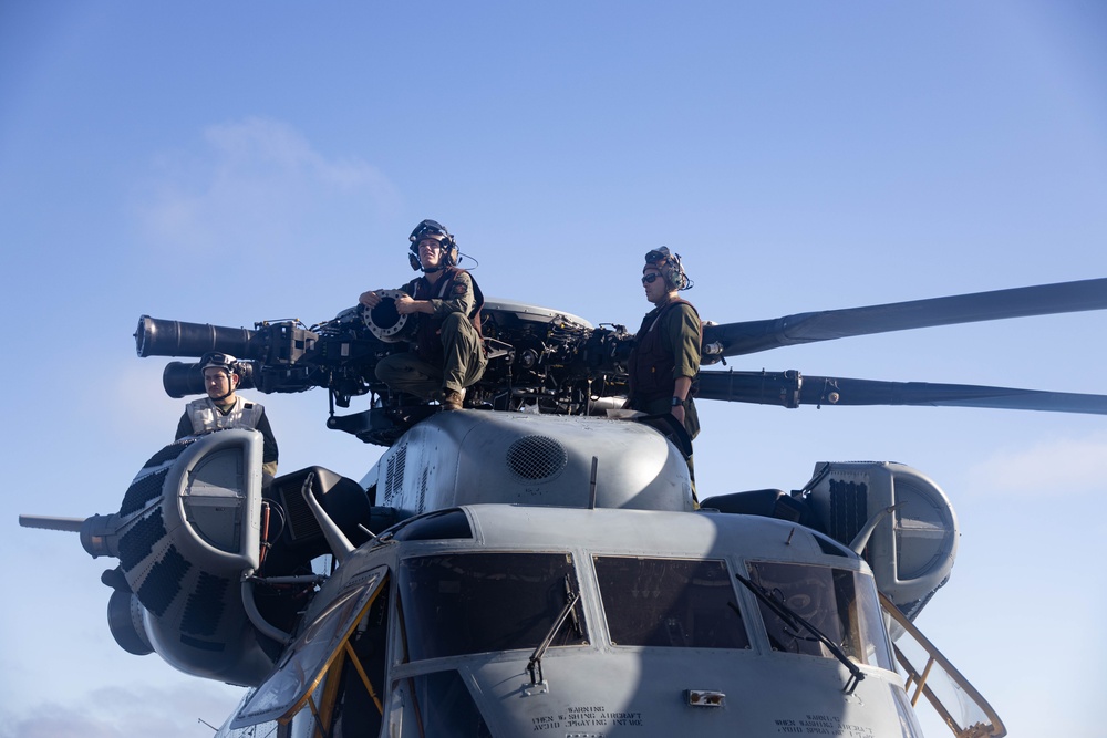 31st MEU | VMM 265 (Rein.) performs aircraft maintenance