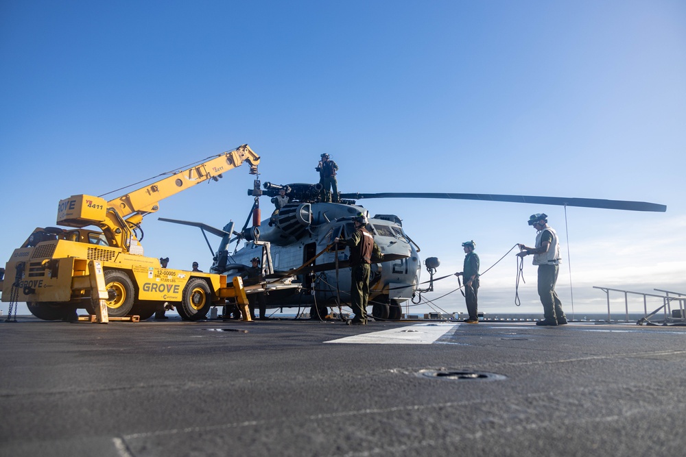 31st MEU | VMM 265 (Rein.) performs aircraft maintenance