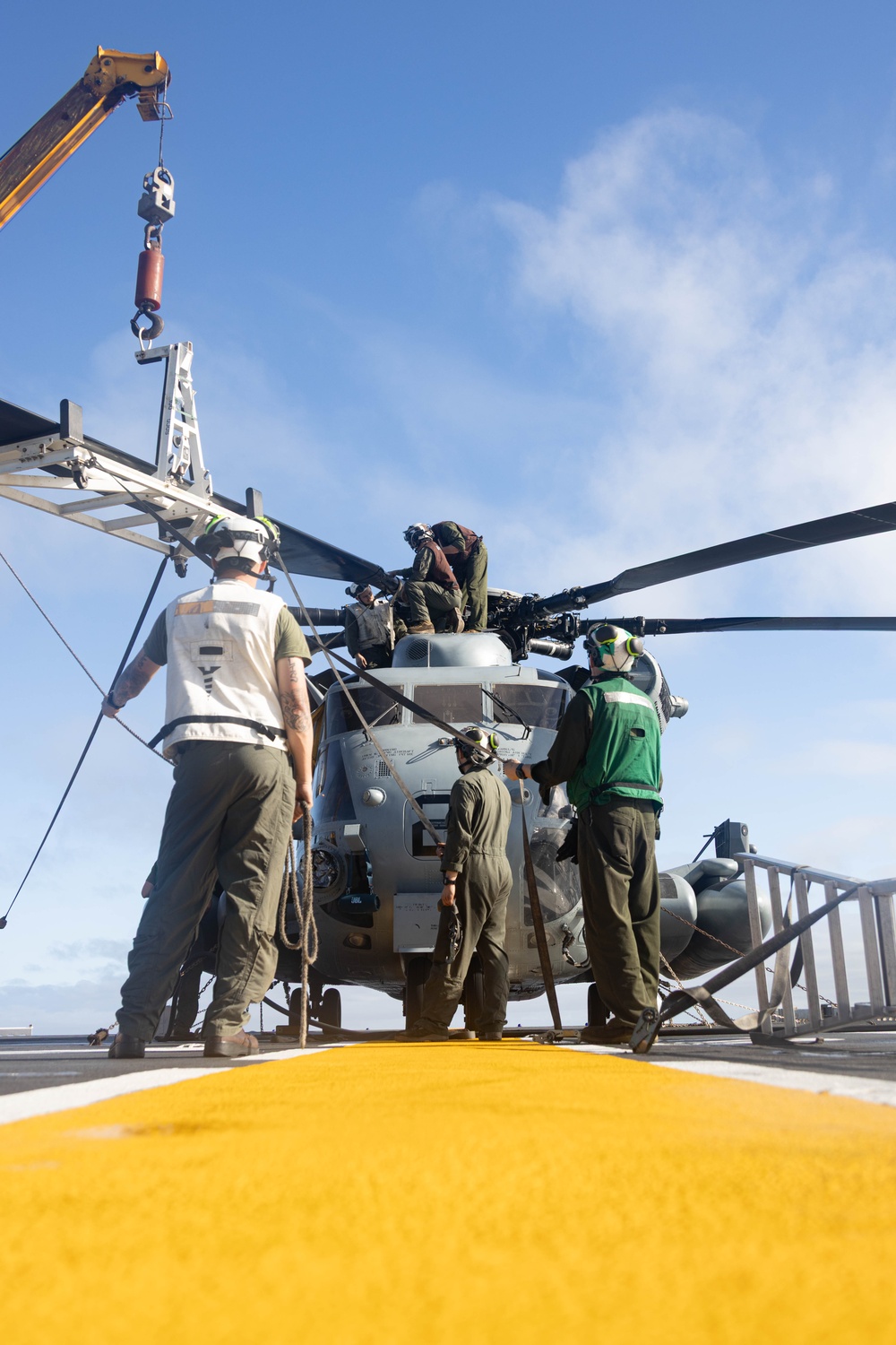 31st MEU | VMM 265 (Rein.) performs aircraft maintenance