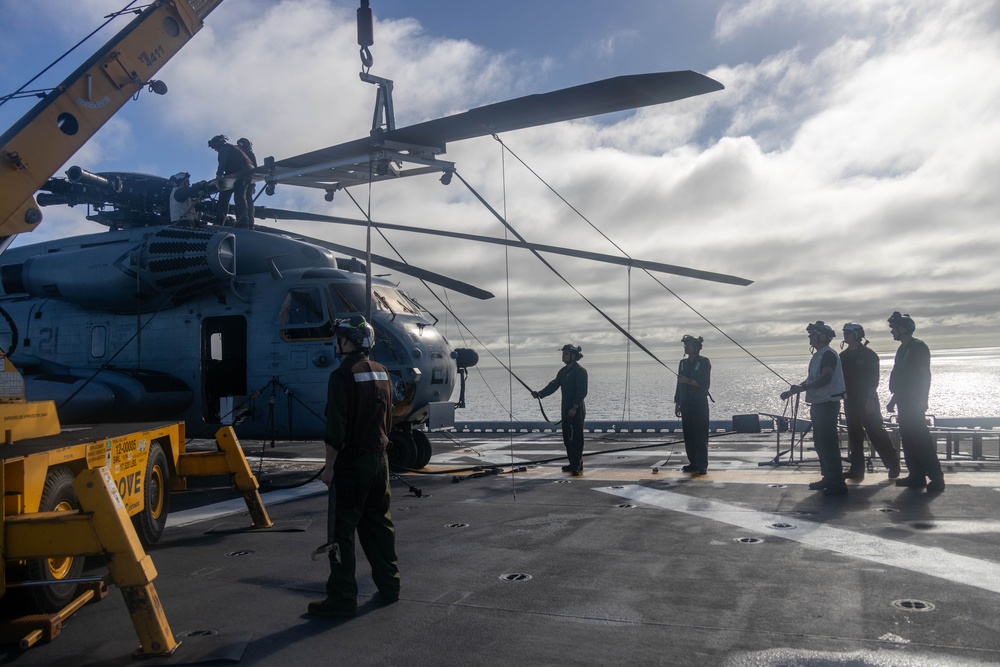 31st MEU | VMM 265 (Rein.) performs aircraft maintenance