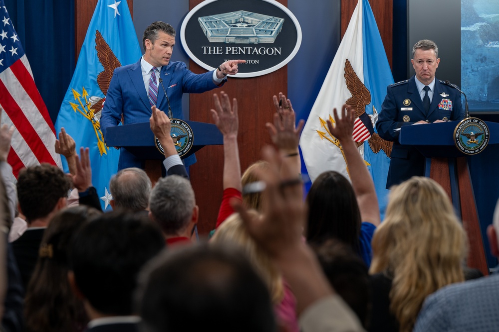 SD, CJCS Conduct Pentagon Press Briefing