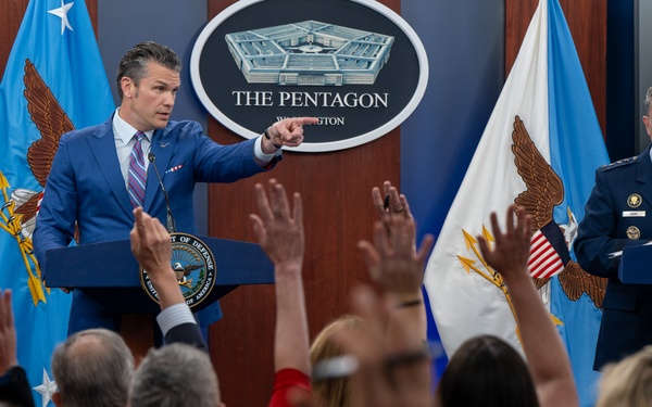SD, CJCS Conduct Pentagon Press Briefing