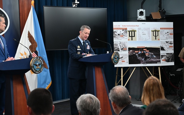SD, CJCS Conduct Pentagon Press Briefing