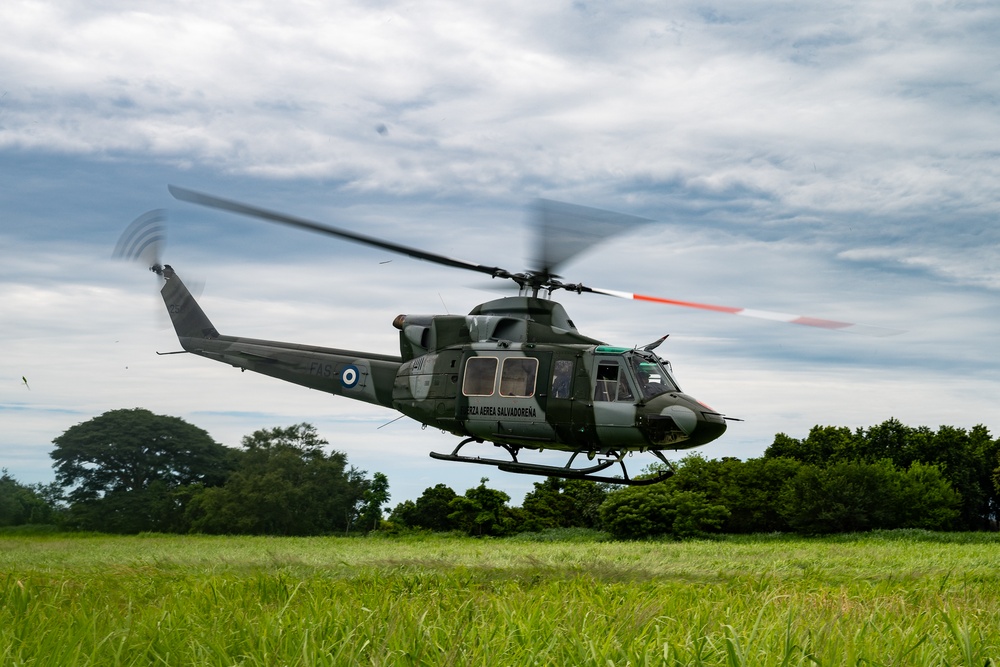 US Air Force, Salvadoran forces train in simulated combat environment during AMISTAD campaign