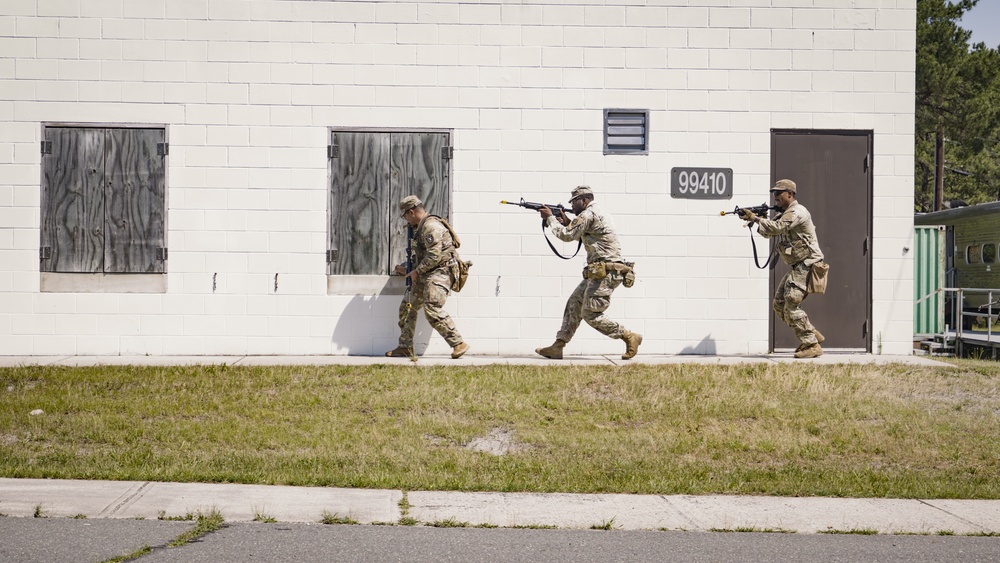 11B ALC Students Conduct Urban Assault STX Lane