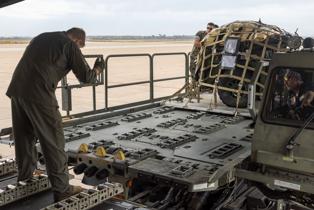 USMC loads Tactical Aviation Ground Refueling System onto Royal Australian Air Force C-17