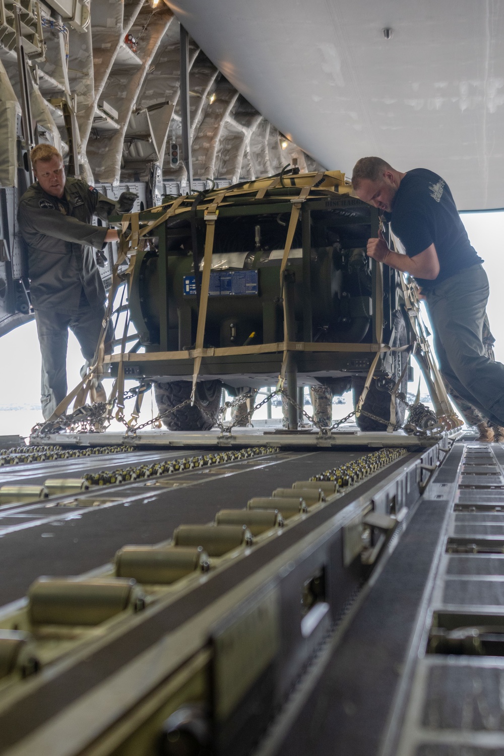 USMC loads Tactical Aviation Ground Refueling System onto Royal Australian Air Force C-17