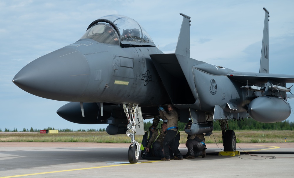 Ready to Fight, Poised to Deter: Allies train as one for rapid hot pit refueling