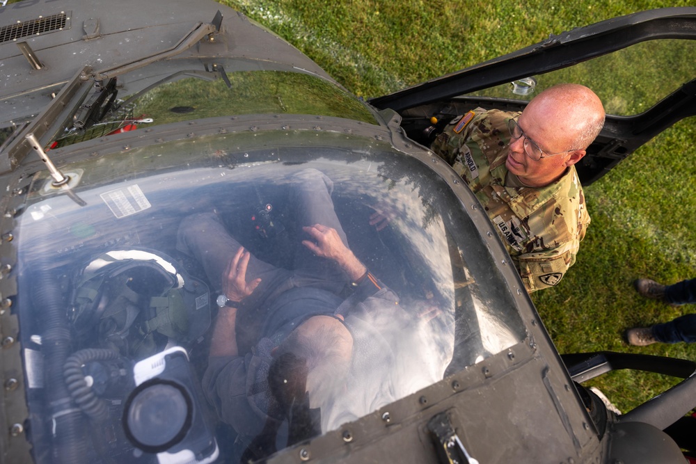 UH-60 Blackhawk Pilots and Crew Cheifs Train with National Park Service