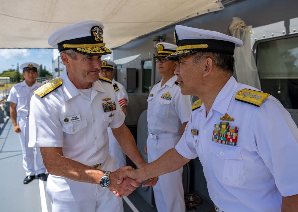 PACFLT Deputy Commander visits Japan Training Squadron flagship JS Kashima