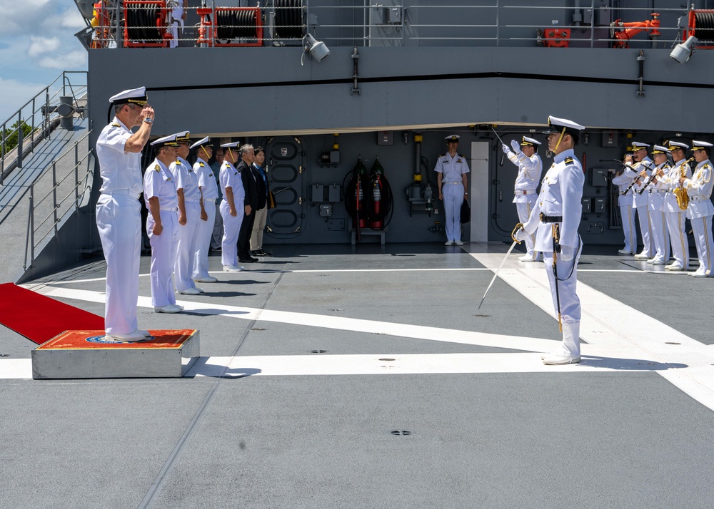 PACFLT Deputy Commander visits Japan Training Squadron flagship JS Kashima