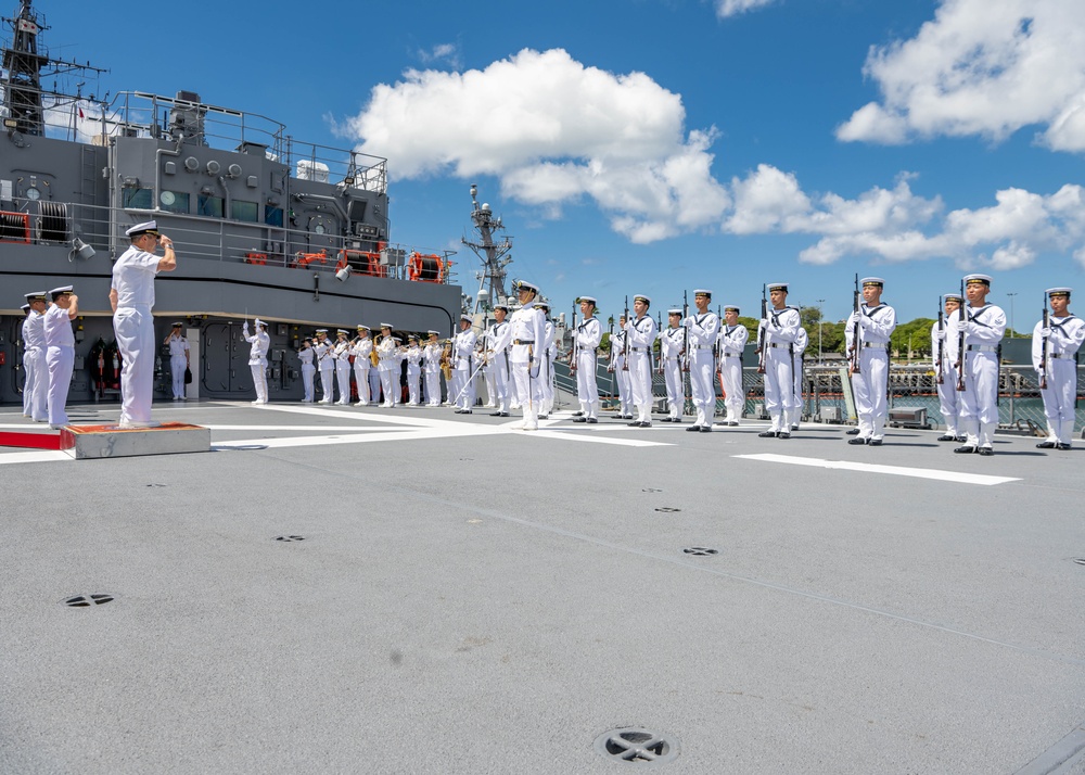 PACFLT Deputy Commander visits Japan Training Squadron flagship JS Kashima
