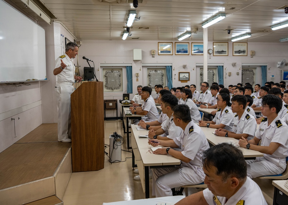 PACFLT Deputy Commander visits Japan Training Squadron flagship JS Kashima