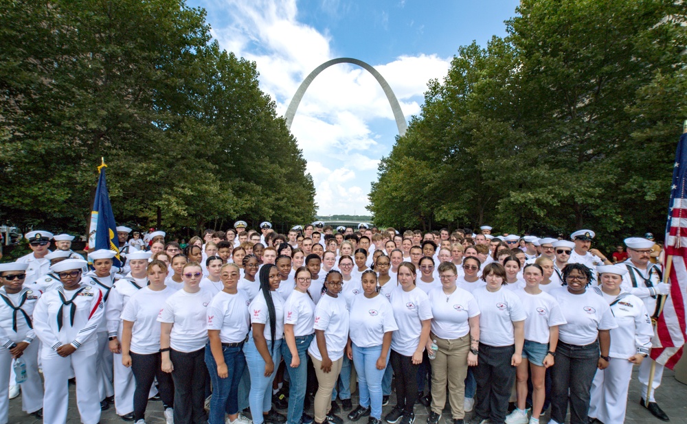 Future Sailors and NTAG Mid-America visit St. Louis