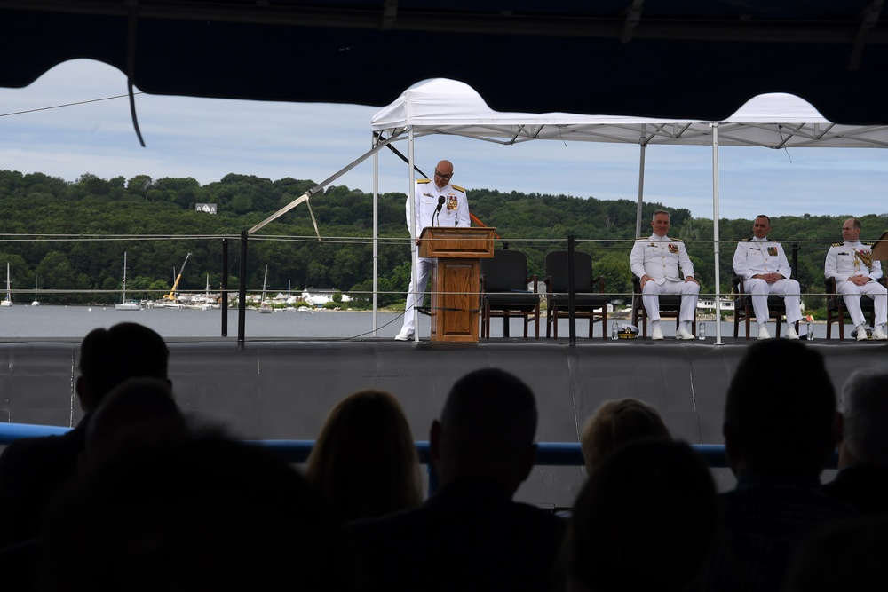 Undersea Warfighting Development Center holds change of command