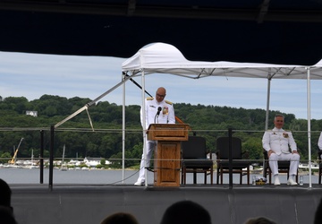 Undersea Warfighting Development Center holds change of command
