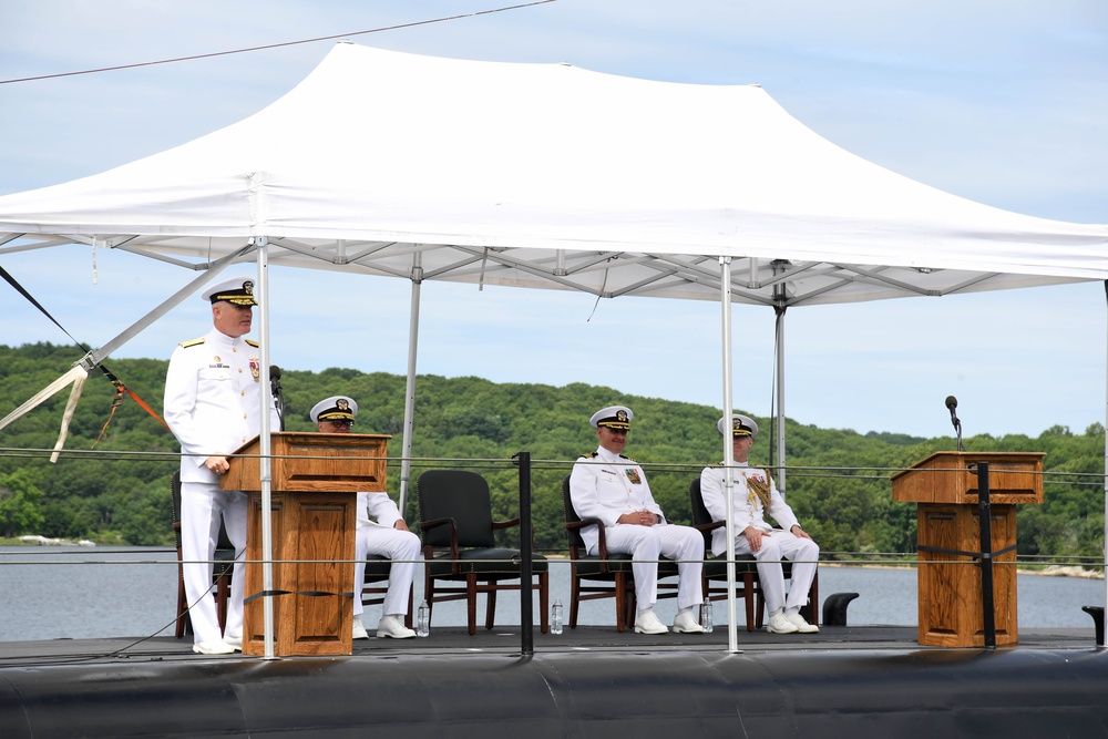 Undersea Warfighting Development Center holds change of command