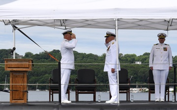 Undersea Warfighting Development Center holds change of command