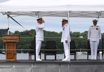 Undersea Warfighting Development Center holds change of command