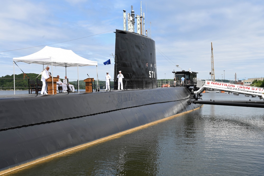 Undersea Warfighting Development Center holds change of command