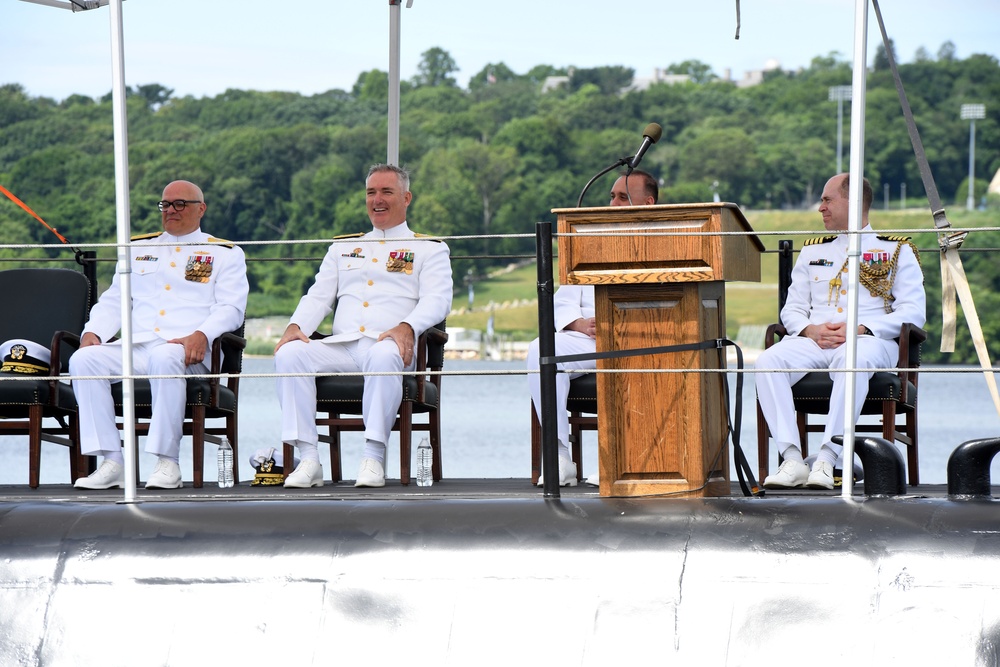 Undersea Warfighting Development Center holds change of command