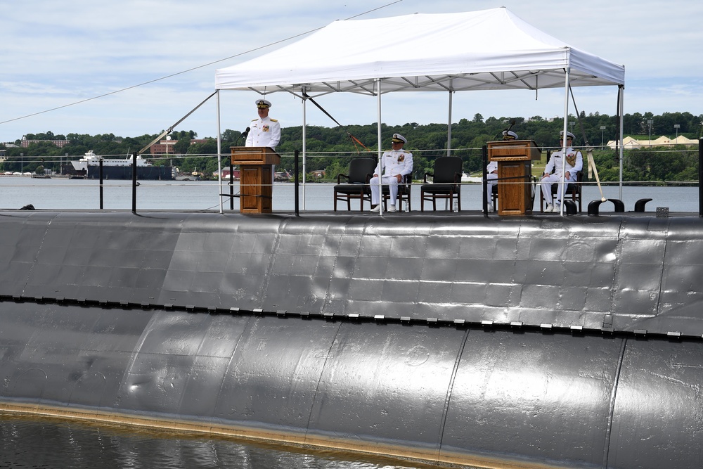 Undersea Warfighting Development Center holds change of command