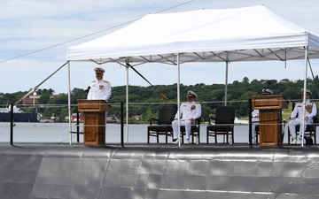Undersea Warfighting Development Center holds change of command