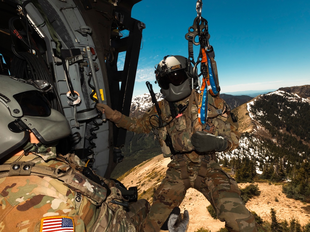 &quot;Rainier Dustoff&quot; to the Rescue: Washington National Guard aviators train for MEDEVAC missions on Mount St. Helens