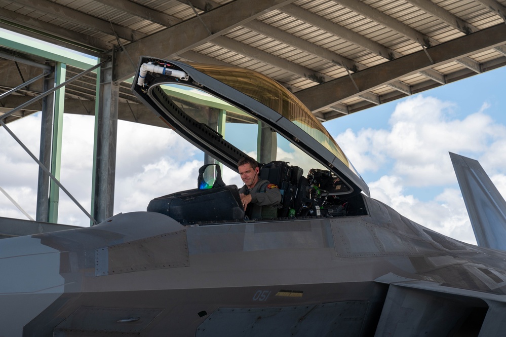 Col. Ryan Graf achieves 1000 flying hours as an F-22 Raptor pilot
