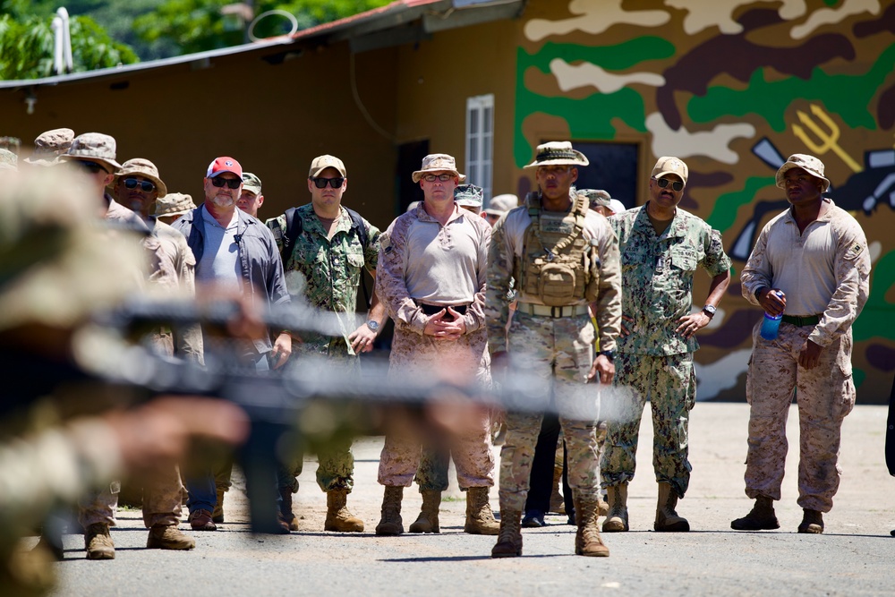 Commander of U.S. Southern Command visits U.S. Marines training with Panama’s forces