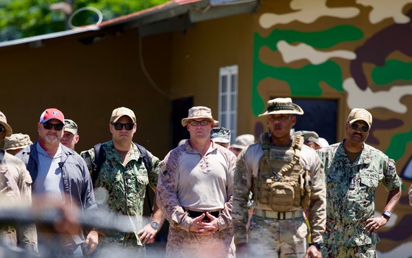 Commander of U.S. Southern Command visits U.S. Marines training with Panama’s forces