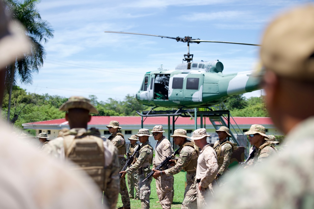 Commander of U.S. Southern Command visits U.S. Marines training with Panama’s forces