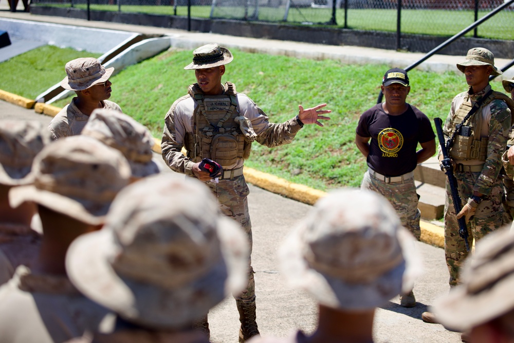 Commander of U.S. Southern Command visits U.S. Marines training with Panama’s forces