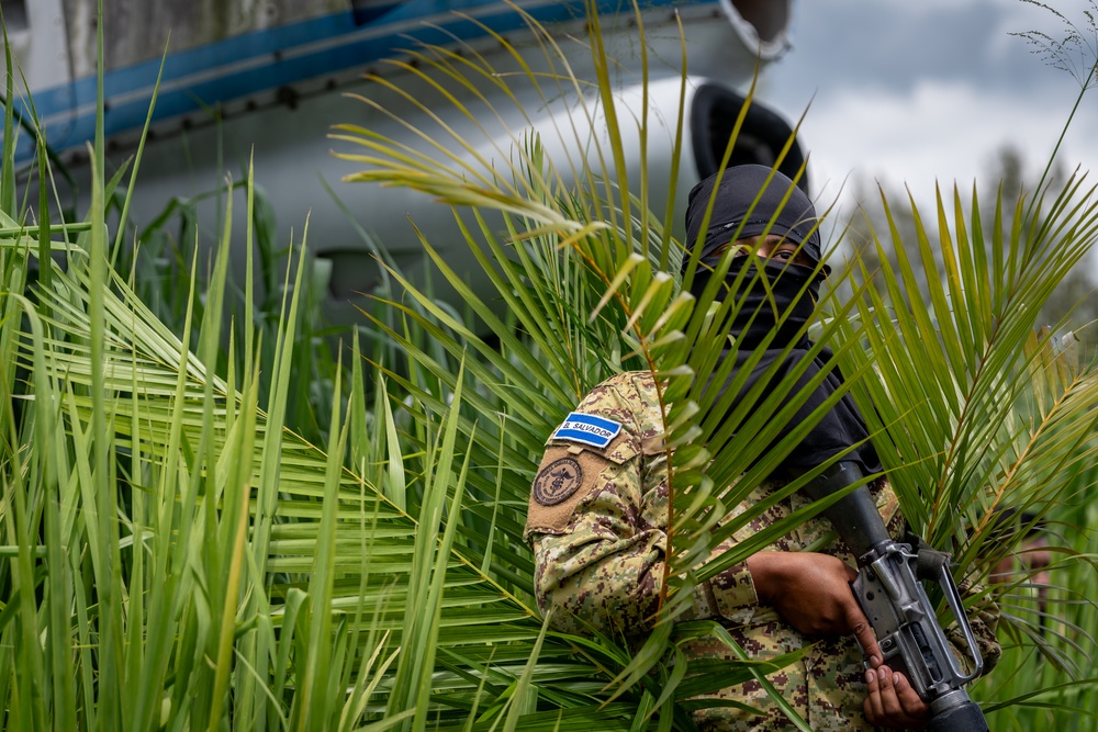 AMISTAD 2025: Gen. Nolan visits with U.S. and Salvadoran service members in El Salvador