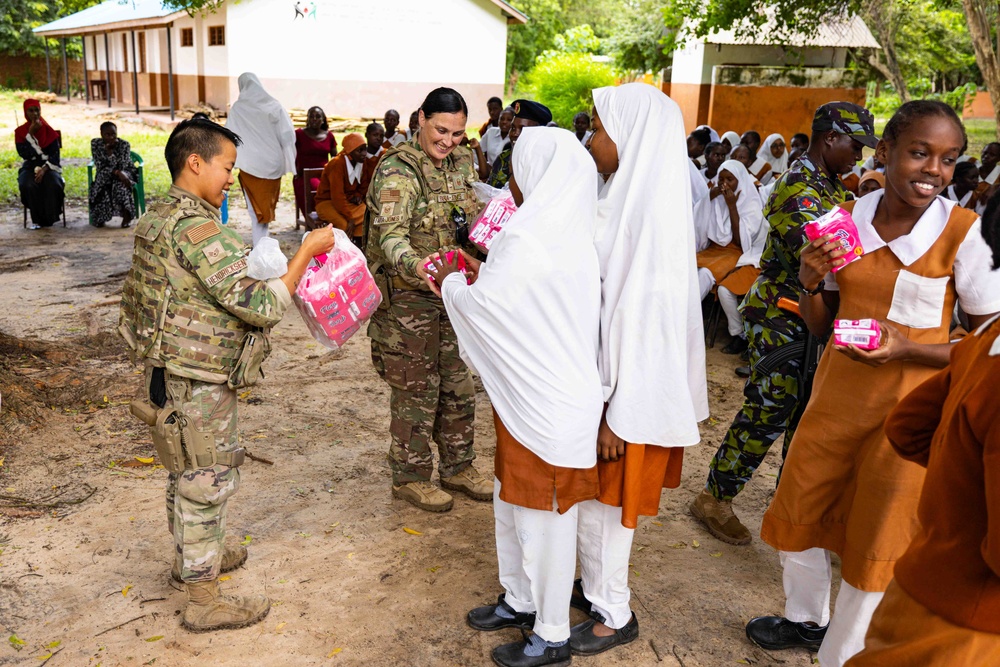 U.S., Kenyan Forces Deliver Hygiene Supplies, Empower Youth in Hindi