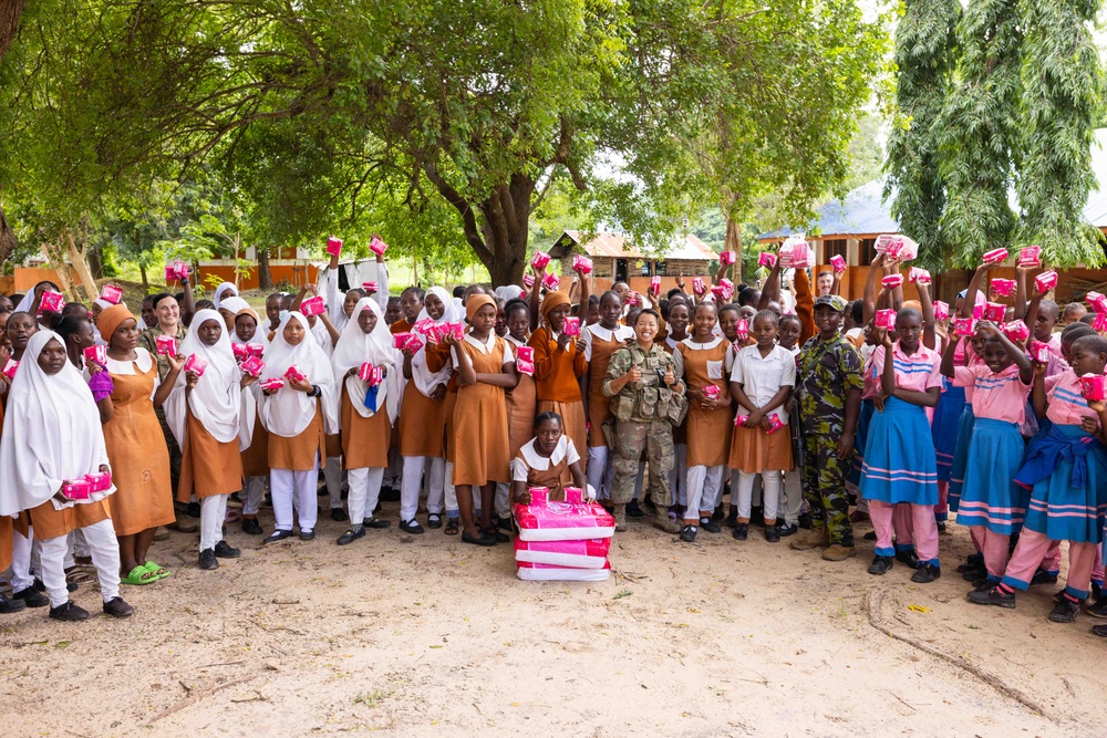 U.S., Kenyan Forces Deliver Hygiene Supplies, Empower Youth in Hindi