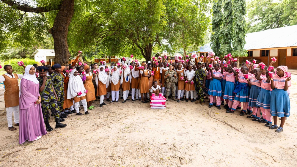 U.S., Kenyan Forces Deliver Hygiene Supplies, Empower Youth in Hindi