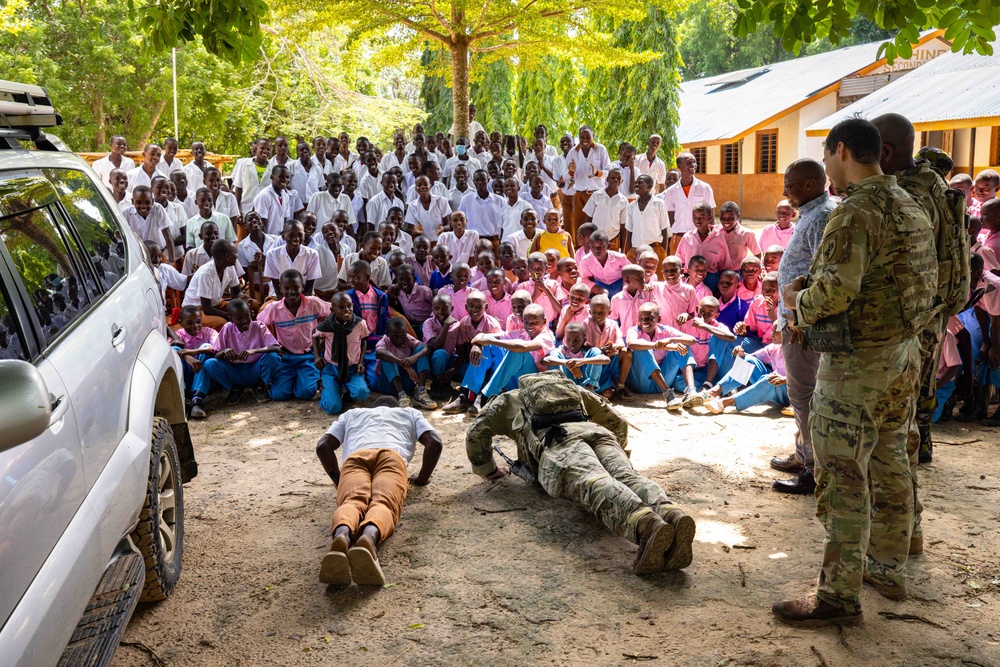 U.S., Kenyan Forces Deliver Hygiene Supplies, Empower Youth in Hindi