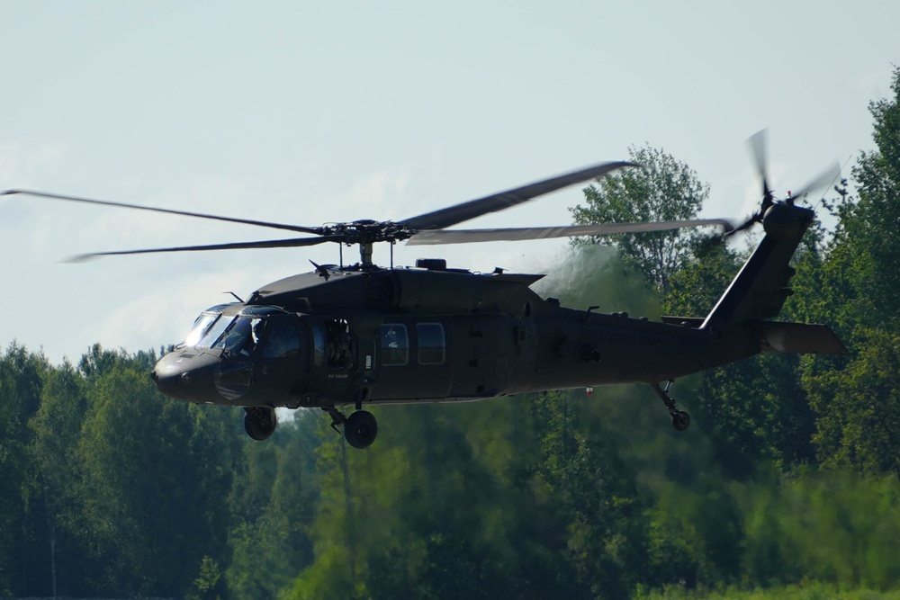Gunners test their aerial skills on UH-60 Black Hawks