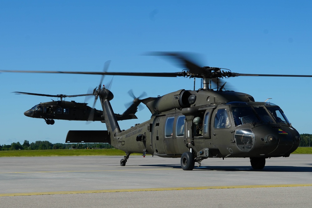 Gunners test their aerial skills on UH-60 Black Hawks