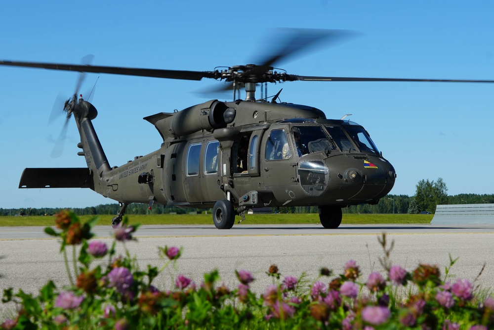 Gunners test their aerial skills on UH-60 Black Hawks