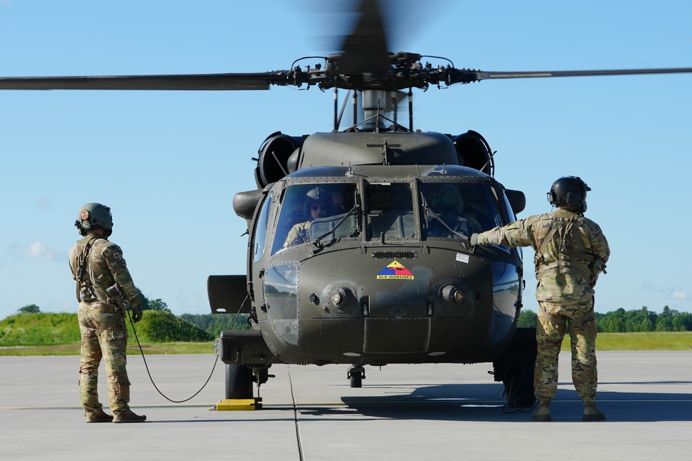 Gunners test their aerial skills on UH-60 Black Hawks