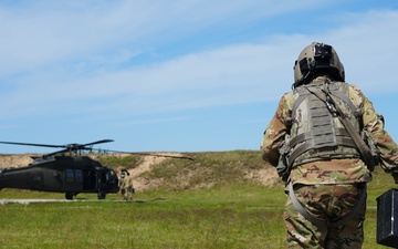 Gunners test their aerial skills on UH-60 Black Hawks