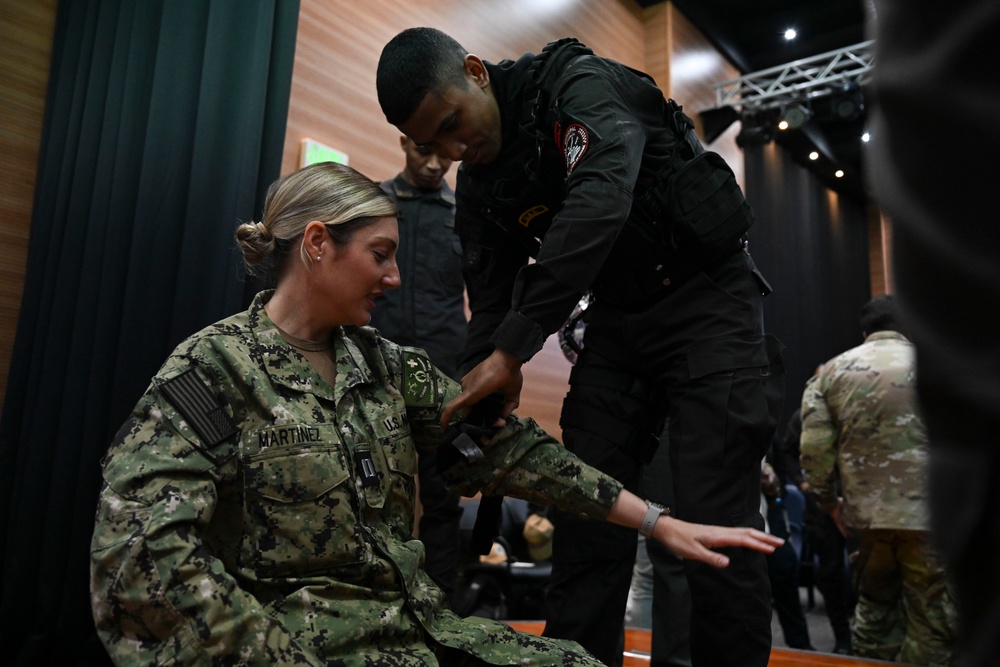 U.S. Navy and Panamanian first responders train on Stop the Bleed techniques