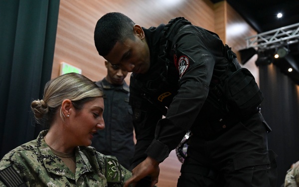 U.S. Navy and Panamanian first responders train on Stop the Bleed techniques