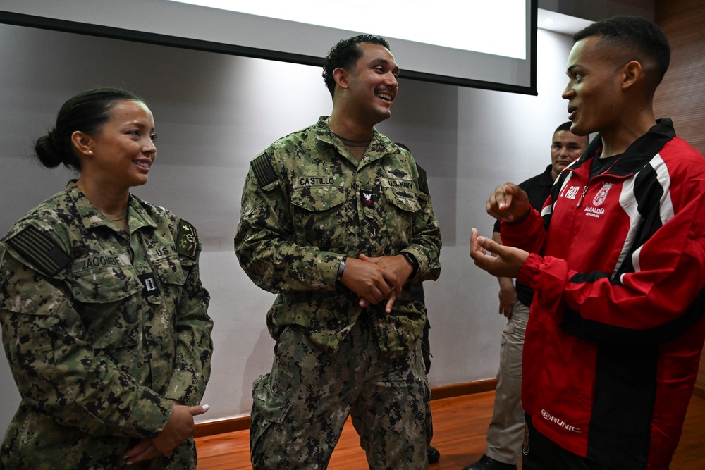 U.S. Navy and Panamanian first responders train on Stop the Bleed techniques