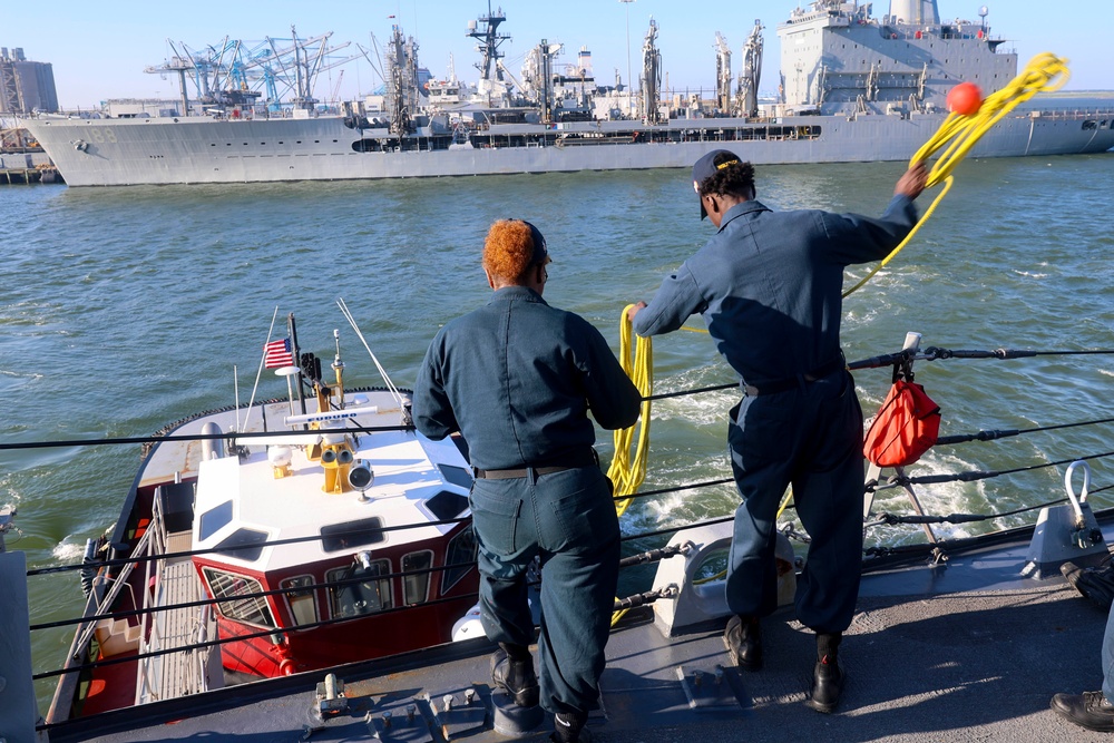 BM3 Sanaa Cooks and SN Samuel Ofori toss a heaving line to an approaching tug boat