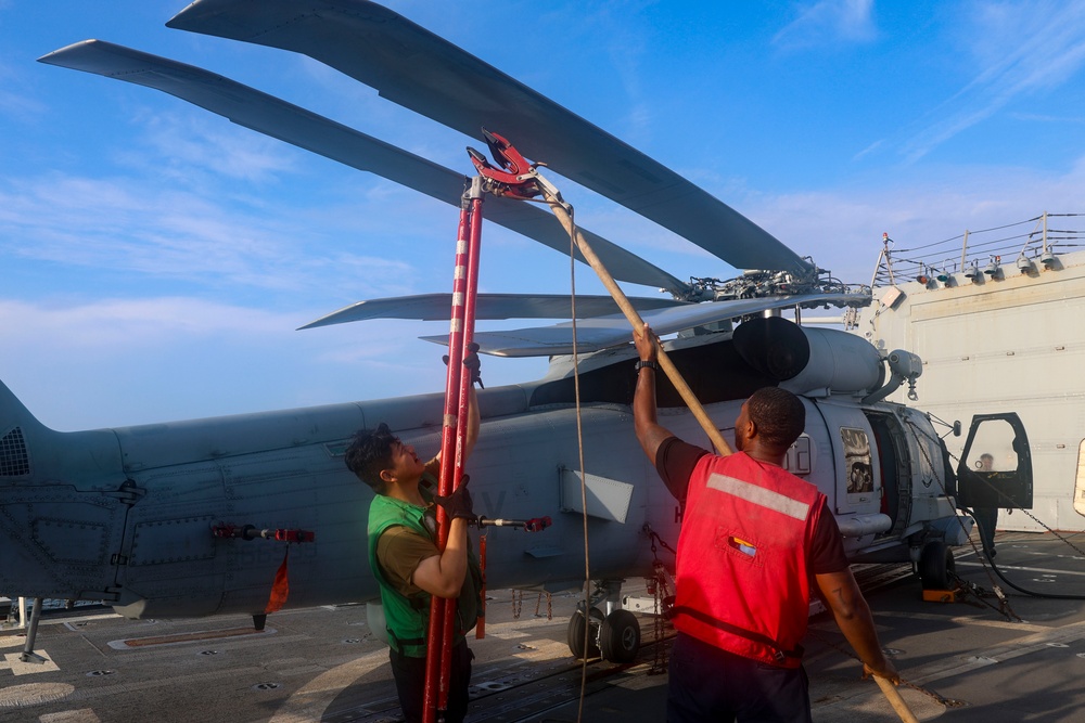AD2 Keith Gonzales and AO3 Freddie Ogunsemore remove red gear blade clamps